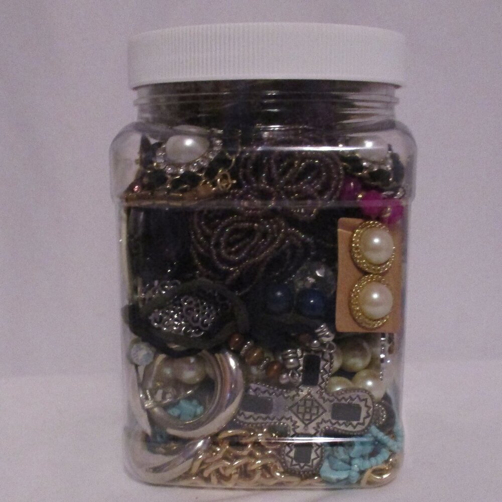 Mystery Jewelry Jar 2.10 LB Lot Necklaces Bracelets Brooches Pendants Chains - Picture 5 of 12